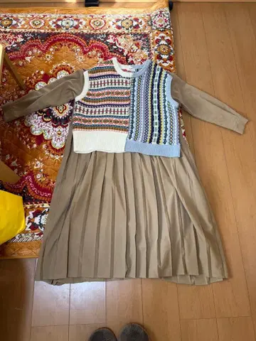 니트 베스트와 플리츠 스커트 셋업