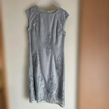 그레이 자수 슬리브리스 드레스 무릎 기장