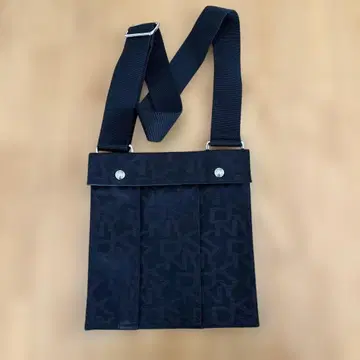 DKNY 블랙 로고 숄더백