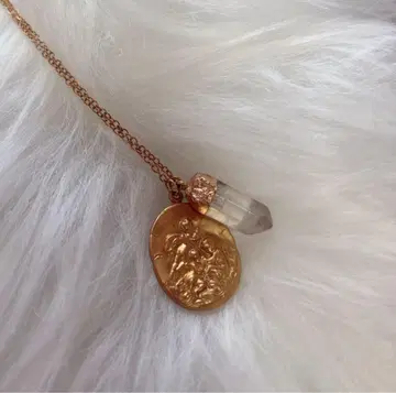 수정과 골드 메달 펜던트 목걸이