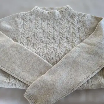 라이트 베이지 케이블 니트 하이넥 스웨터 캐시미어 100%