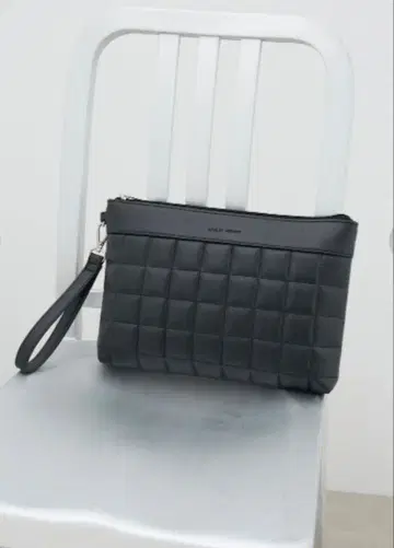 [ 미사용 zozo구매 ] AZUL 아줄 가죽 퀼팅 클러치백