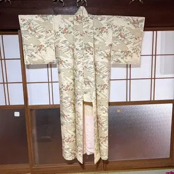 크림색 꽃무늬 코몬 기모노