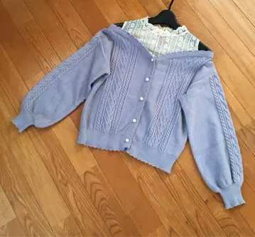 액시즈 포에틱 오픈 숄더 니트