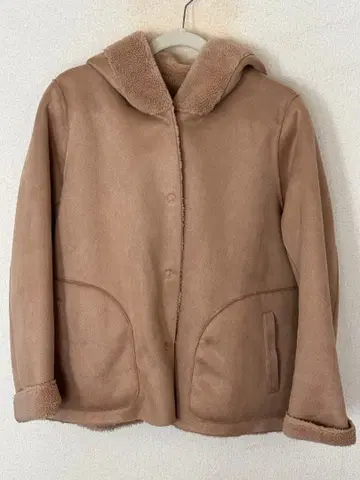 후드 부착 베이지 무스탕 코트