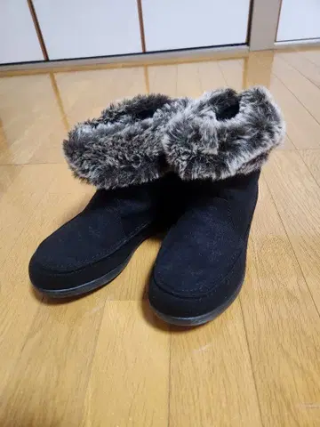 검은색 스웨이드풍 부티 인조 모피 포함