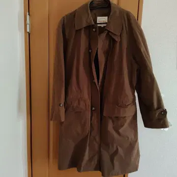 브라운 트렌치코트