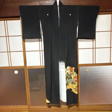 블랙 전통 예복 기모노 꽃무늬 자수 세잎클로버 문양