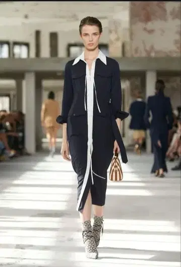 드리스 반 노튼 원피스 런웨이 착용