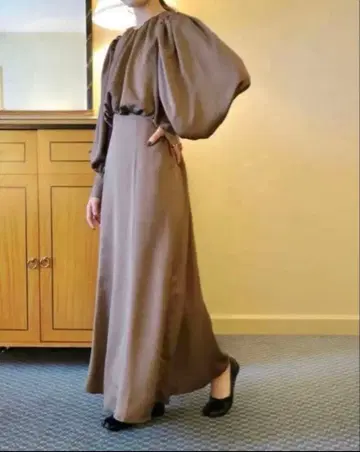 Acka. 새틴 머메이드 원피스 펄 버튼