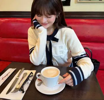 Bibiy.B. CLUB TIE CARDIGAN 한정판 화이트