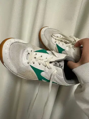 화이트/그린 메쉬 스니커즈 23.5cm