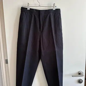 COS 코튼 테이퍼드 슬랙스 접힌 밑단