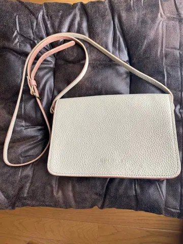 화이트 그린 가죽 숄더백