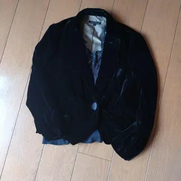 블랙 벨벳 테일러드 자켓과 탱크탑