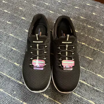 SKECHERS 블랙 스니커즈