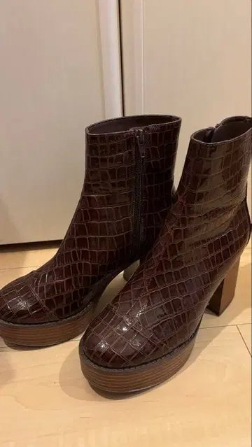 새상품급!! 브라운 에나멜 부츠 사이드 지퍼 부착