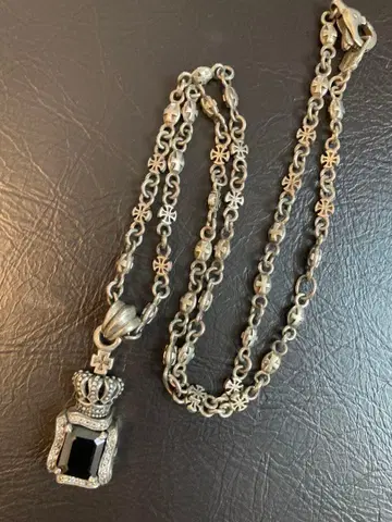 실버 왕관 달린 블랙 컬러 보석 목걸이