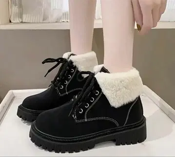 블랙 퍼(fur) 포함 레이스업 부츠