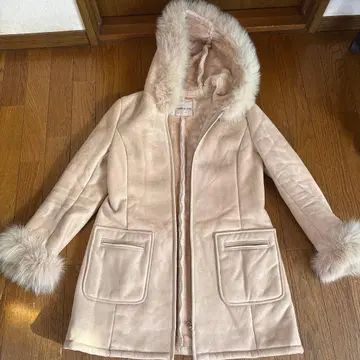 아푸와이저 리셰 베이지 무스탕 코트 후드 부착