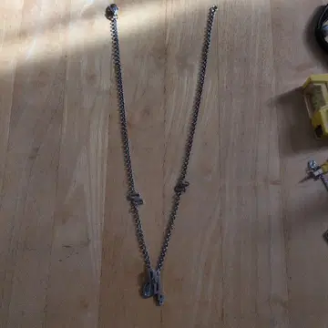 실버 참 포함 목걸이