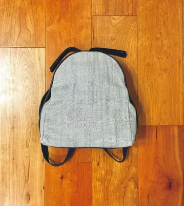 그레이와 네이비 색상의 여성용 백팩