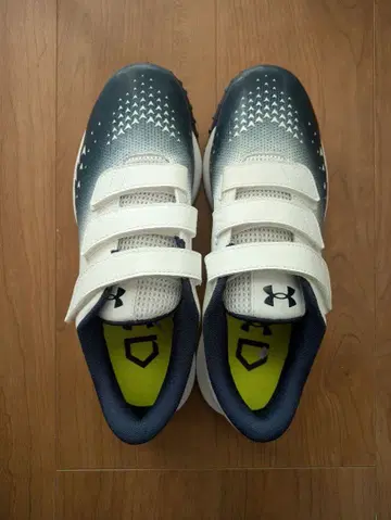 언더아머 트레이닝화 야구