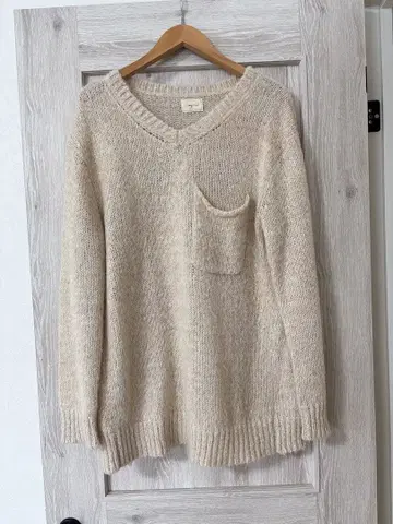 언그리드 베이지 V넥 니트 스웨터 포켓 부착