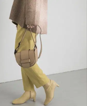 플랩 디자인 숄더백