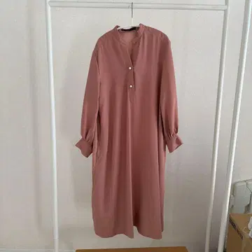 martinique 조젯 펄 버튼 스탠드 카라 원피스