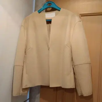 보르지 니들저리 백 페플럼 자켓 크림색