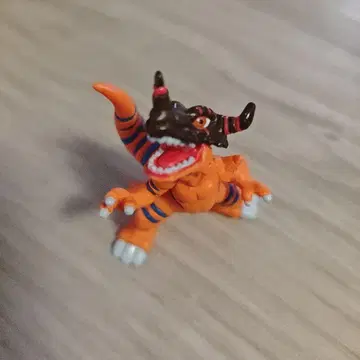 오렌지색 공룡형 피규어