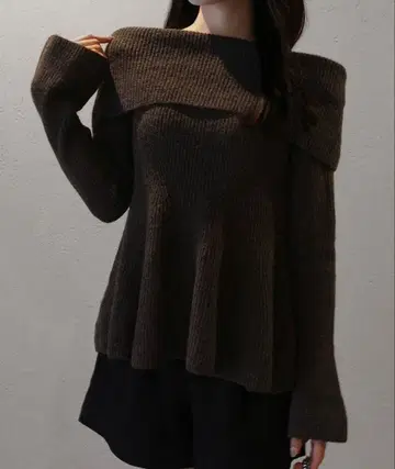 오프숄더풍 페플럼 니트탑