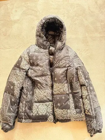 타트라스 다운 자켓 페이즐리