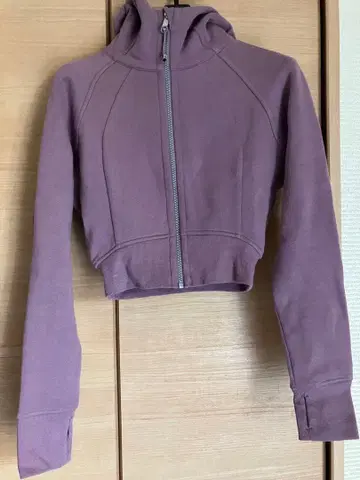 완판템 Lululemon 후드 부착 퍼플 크롭 맨투맨 사이즈 2