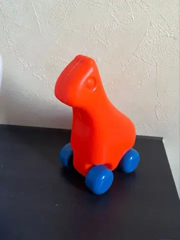 오렌지색 공룡 형태의 아메리칸 빈티지 토이