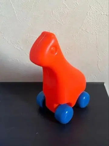 오렌지색 공룡 형태의 아메리칸 빈티지 토이