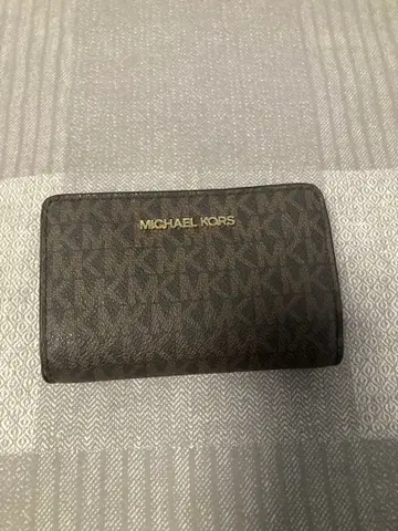 MICHAEL KORS 이단 접이식 지갑 브라운