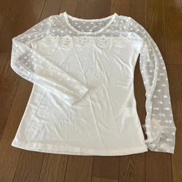 도트 무늬 긴팔 티셔츠 화이트