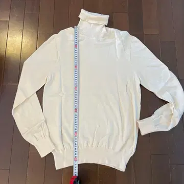 화이트 터틀넥 니트 M 사이즈