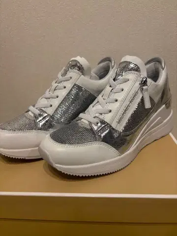 MICHAEL KORS 메탈릭 스니커즈