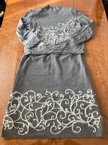 그레이 자수 세트업