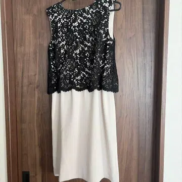 슬리브리스 원피스 블랙과 화이트