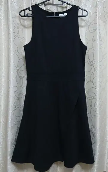 GAP 블랙 슬리브리스 원피스