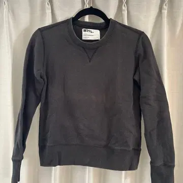 MHL. 다크 그레이 맨투맨 II