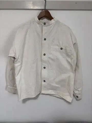 화이트 긴팔 셔츠 버튼 포함