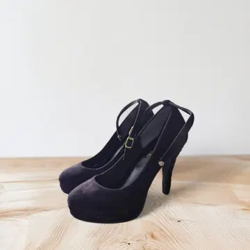 Tiaracara 블랙 스웨이드 하이힐