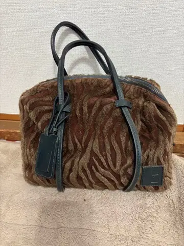 발리 퍼 스타일 가죽 핸드백 B 로고 포함