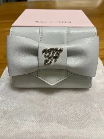 메종 드 플뢰르 리본 포함 3단 폴더형 지갑 색스 블루