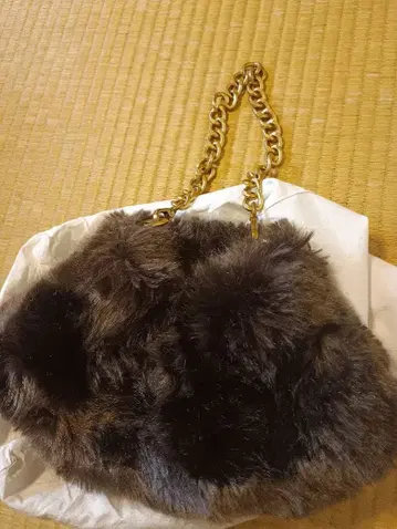 브라운 퍼 핸드백 골드 체인 a point etc